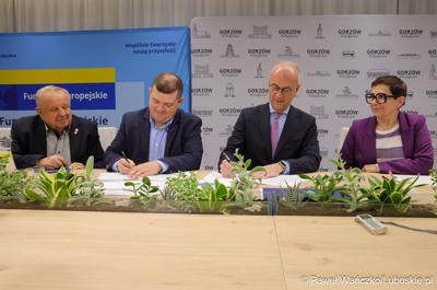 Uroczyste podpisanie umowy w  Urzędzie Miasta w Gorzowie Wielkopolskim na dofinansowania termomodernizacji budynków oraz zakup elektrycznych autobusów