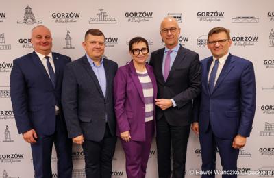 Uczestnicy konferencji prasowej dot. podpisania umowy w  Urzędzie Miasta w Gorzowie Wielkopolskim na dofinansowania termomodernizacji budynków oraz zakup elektrycznych autobusów