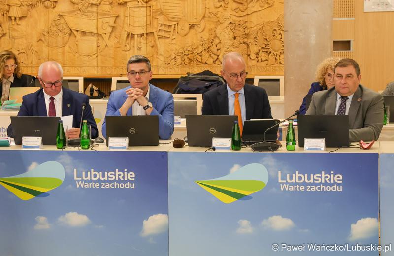 Członkowie zarządu woj. lubuskiego podczas IV zwyczajnej sesji Sejmiku Województwa Lubuskiego. Od lewej: Zbigniew Kołodziej, wicemarszałek Sebastian Ciemnoczołowski, marszałek Marcin Jabłoński i wicemarszałek Grzegorz Potęga