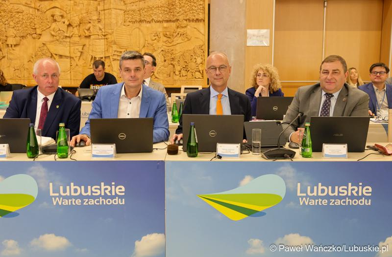 Członkowie zarządu woj. lubuskiego podczas IV zwyczajnej sesji Sejmiku Województwa Lubuskiego. Od lewej: Zbigniew Kołodziej, wicemarszałek Sebastian Ciemnoczołowski, marszałek Marcin Jabłoński i wicemarszałek Grzegorz Potęga