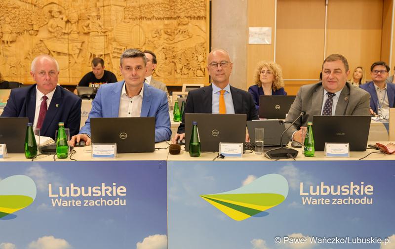 Członkowie zarządu woj. lubuskiego podczas IV zwyczajnej sesji Sejmiku Województwa Lubuskiego. Od lewej: Zbigniew Kołodziej, wicemarszałek Sebastian Ciemnoczołowski, marszałek Marcin Jabłoński i wicemarszałek Grzegorz Potęga