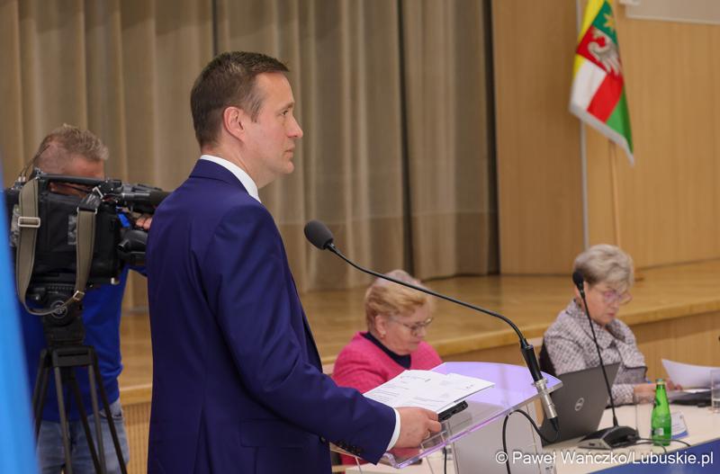Wicewojewoda Tomasz Nesterowicz przemawia podczas IV zwyczajnej sesji Sejmiku Województwa Lubuskiego