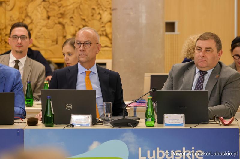 Członkowie zarządu woj. lubuskiego podczas IV zwyczajnej sesji Sejmiku Województwa Lubuskiego. Od lewej: marszałek Marcin Jabłoński i wicemarszałek Grzegorz Potęga
