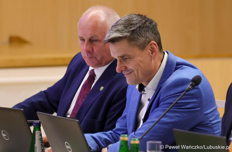 Członkowie zarządu woj. lubuskiego podczas IV zwyczajnej sesji Sejmiku Województwa Lubuskiego: na pierwszym planie wicemarszałek Sebastian Ciemnoczołowski oraz Zbigniew Kołodziej