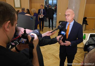 Marszałek Marcin Jabłoński udziela wywiadu mediom 