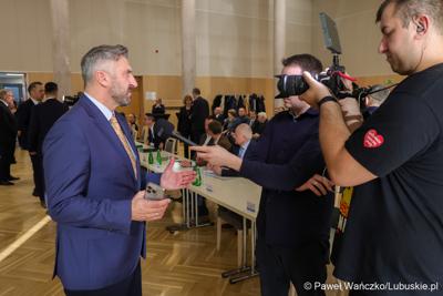 Poseł na Sejm RP Waldemar Sługocki udziela wywiadu mediom 