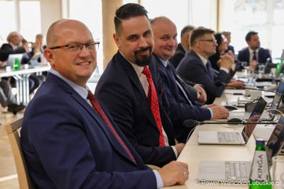 Radni wojewódzcy podczas IV zwyczajnej sesji Sejmiku Województwa Lubuskiego 