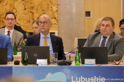 Członkowie zarządu woj. lubuskiego podczas IV zwyczajnej sesji Sejmiku Województwa Lubuskiego. Od lewej: marszałek Marcin Jabłoński i wicemarszałek Grzegorz Potęga 