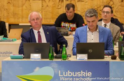 Członkowie zarządu woj. lubuskiego podczas IV zwyczajnej sesji Sejmiku Województwa Lubuskiego: Zbigniew Kołodziej (z lewej) i Sebastian Ciemnoczołowski