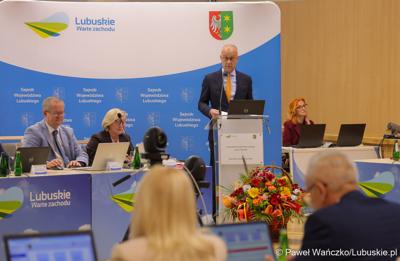 Marszałek Marcin Jabłoński przemawia podczas IV zwyczajnej sesji Sejmiku Województwa Lubuskiego 