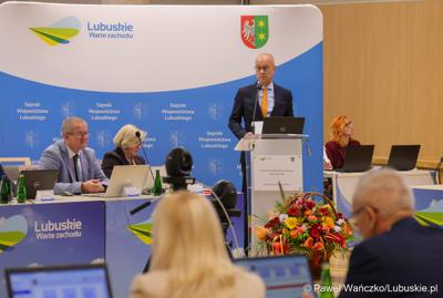Marszałek Województwa Lubuskiego Marcin Jabłoński przemawia podczas IV zwyczajnej sesji Sejmiku Województwa Lubuskiego 