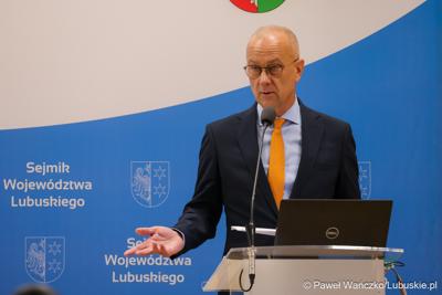 Marszałek Marcin Jabłoński przemawia podczas  IV zwyczajnej sesji Sejmiku Województwa Lubuskiego 
