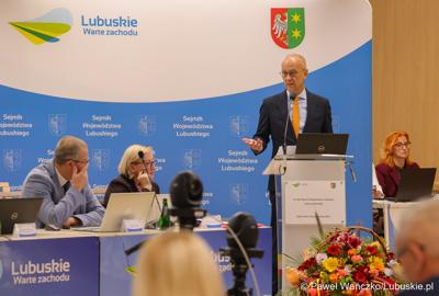 Marszałek Marcin Jabłoński przemawia podczas IV zwyczajnej sesji Sejmiku Województwa Lubuskiego 