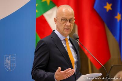 Marszałek Województwa Lubuskiego Marcin Jabłoński przemawia podczas IV zwyczajnej sesji Sejmiku Województwa Lubuskiego 