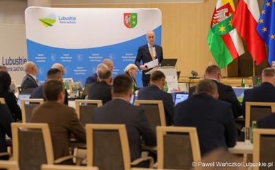 Marszałek Województwa Lubuskiego Marcin Jabłoński przemawia podczas IV zwyczajnej sesji Sejmiku Województwa Lubuskiego 