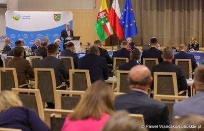 Marszałek Województwa Lubuskiego Marcin Jabłoński przemawia podczas IV zwyczajnej sesji Sejmiku Województwa Lubuskiego 