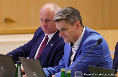 Członkowie zarządu woj. lubuskiego podczas IV zwyczajnej sesji Sejmiku Województwa Lubuskiego: na pierwszym planie wicemarszałek Sebastian Ciemnoczołowski oraz Zbigniew Kołodziej  