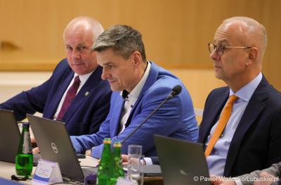 Członkowie zarządu woj. lubuskiego podczas IV zwyczajnej sesji Sejmiku Województwa Lubuskiego. Od lewej: Zbigniew Kołodziej, wicemarszałek Sebastian Ciemnoczołowski, i marszałek Marcin Jabłoński 