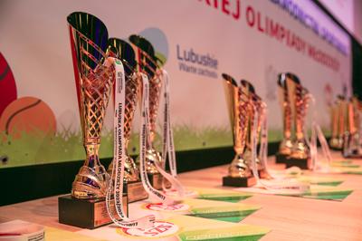 Wyjątkowe chwile z gali podsumowującej Lubuską Olimpiadę Młodzieży. Uczniowie z całego województwa, pełni sportowej pasji i ducha rywalizacji, zostali uhonorowani za swoje wybitne osiągnięcia