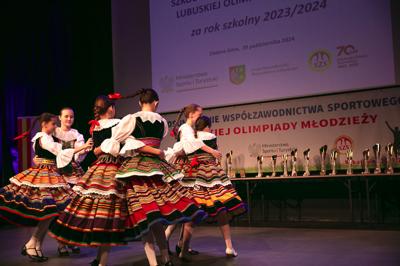 Wyjątkowe chwile z gali podsumowującej Lubuską Olimpiadę Młodzieży. Uczniowie z całego województwa, pełni sportowej pasji i ducha rywalizacji, zostali uhonorowani za swoje wybitne osiągnięcia