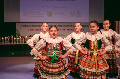 Wyjątkowe chwile z gali podsumowującej Lubuską Olimpiadę Młodzieży. Uczniowie z całego województwa, pełni sportowej pasji i ducha rywalizacji, zostali uhonorowani za swoje wybitne osiągnięcia