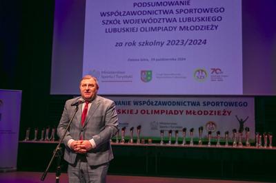 Wyjątkowe chwile z gali podsumowującej Lubuską Olimpiadę Młodzieży. Uczniowie z całego województwa, pełni sportowej pasji i ducha rywalizacji, zostali uhonorowani za swoje wybitne osiągnięcia