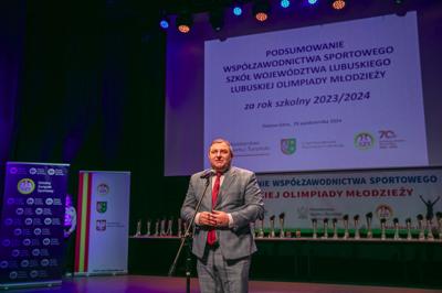 Wyjątkowe chwile z gali podsumowującej Lubuską Olimpiadę Młodzieży. Uczniowie z całego województwa, pełni sportowej pasji i ducha rywalizacji, zostali uhonorowani za swoje wybitne osiągnięcia