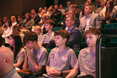 Wyjątkowe chwile z gali podsumowującej Lubuską Olimpiadę Młodzieży. Uczniowie z całego województwa, pełni sportowej pasji i ducha rywalizacji, zostali uhonorowani za swoje wybitne osiągnięcia
