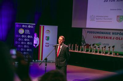 Wyjątkowe chwile z gali podsumowującej Lubuską Olimpiadę Młodzieży. Uczniowie z całego województwa, pełni sportowej pasji i ducha rywalizacji, zostali uhonorowani za swoje wybitne osiągnięcia
