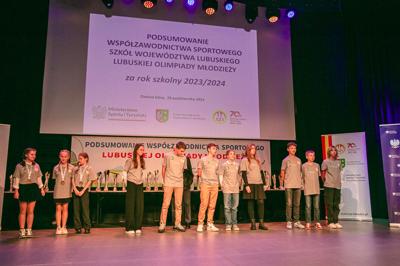 Wyjątkowe chwile z gali podsumowującej Lubuską Olimpiadę Młodzieży. Uczniowie z całego województwa, pełni sportowej pasji i ducha rywalizacji, zostali uhonorowani za swoje wybitne osiągnięcia