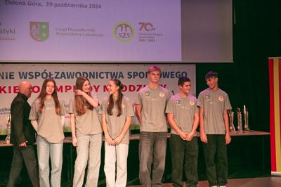 Wyjątkowe chwile z gali podsumowującej Lubuską Olimpiadę Młodzieży. Uczniowie z całego województwa, pełni sportowej pasji i ducha rywalizacji, zostali uhonorowani za swoje wybitne osiągnięcia