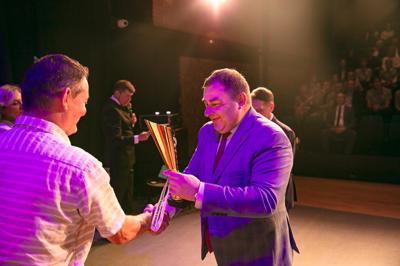 Wyjątkowe chwile z gali podsumowującej Lubuską Olimpiadę Młodzieży. Uczniowie z całego województwa, pełni sportowej pasji i ducha rywalizacji, zostali uhonorowani za swoje wybitne osiągnięcia