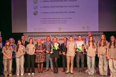 Wyjątkowe chwile z gali podsumowującej Lubuską Olimpiadę Młodzieży. Uczniowie z całego województwa, pełni sportowej pasji i ducha rywalizacji, zostali uhonorowani za swoje wybitne osiągnięcia