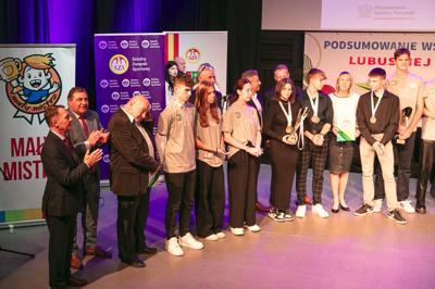 Wyjątkowe chwile z gali podsumowującej Lubuską Olimpiadę Młodzieży. Uczniowie z całego województwa, pełni sportowej pasji i ducha rywalizacji, zostali uhonorowani za swoje wybitne osiągnięcia