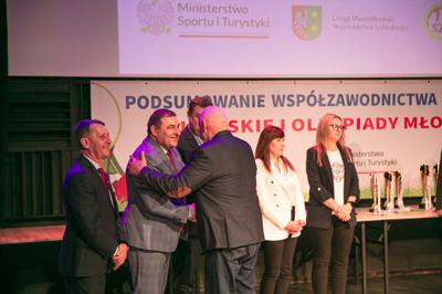 Wyjątkowe chwile z gali podsumowującej Lubuską Olimpiadę Młodzieży. Uczniowie z całego województwa, pełni sportowej pasji i ducha rywalizacji, zostali uhonorowani za swoje wybitne osiągnięcia