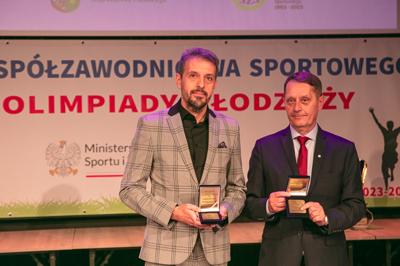 Wyjątkowe chwile z gali podsumowującej Lubuską Olimpiadę Młodzieży. Uczniowie z całego województwa, pełni sportowej pasji i ducha rywalizacji, zostali uhonorowani za swoje wybitne osiągnięcia