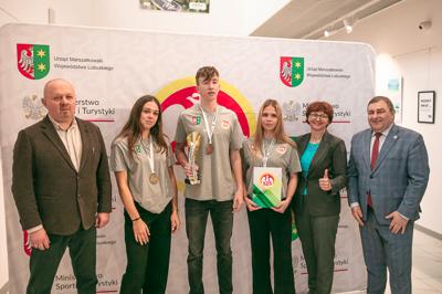 Wyjątkowe chwile z gali podsumowującej Lubuską Olimpiadę Młodzieży. Uczniowie z całego województwa, pełni sportowej pasji i ducha rywalizacji, zostali uhonorowani za swoje wybitne osiągnięcia