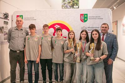 Wyjątkowe chwile z gali podsumowującej Lubuską Olimpiadę Młodzieży. Uczniowie z całego województwa, pełni sportowej pasji i ducha rywalizacji, zostali uhonorowani za swoje wybitne osiągnięcia
