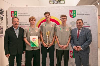 Wyjątkowe chwile z gali podsumowującej Lubuską Olimpiadę Młodzieży. Uczniowie z całego województwa, pełni sportowej pasji i ducha rywalizacji, zostali uhonorowani za swoje wybitne osiągnięcia
