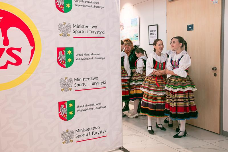 Wyjątkowe chwile z gali podsumowującej Lubuską Olimpiadę Młodzieży. Uczniowie z całego województwa, pełni sportowej pasji i ducha rywalizacji, zostali uhonorowani za swoje wybitne osiągnięcia