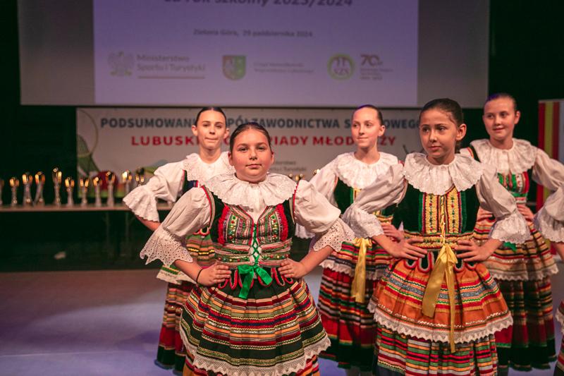 Wyjątkowe chwile z gali podsumowującej Lubuską Olimpiadę Młodzieży. Uczniowie z całego województwa, pełni sportowej pasji i ducha rywalizacji, zostali uhonorowani za swoje wybitne osiągnięcia