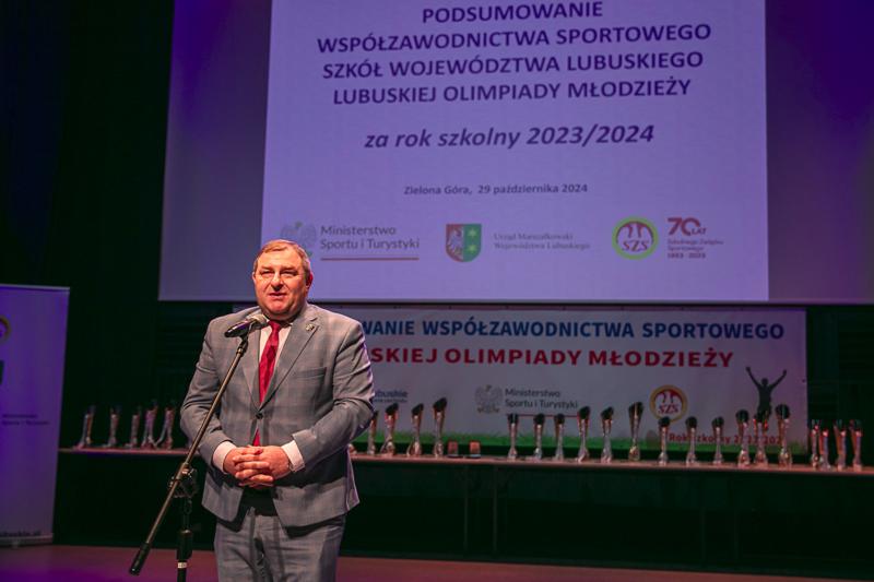 Wyjątkowe chwile z gali podsumowującej Lubuską Olimpiadę Młodzieży. Uczniowie z całego województwa, pełni sportowej pasji i ducha rywalizacji, zostali uhonorowani za swoje wybitne osiągnięcia