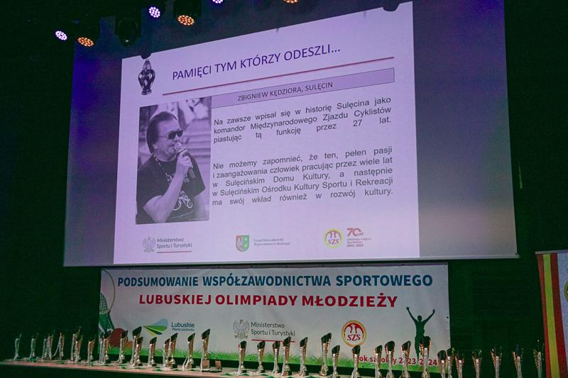 Wyjątkowe chwile z gali podsumowującej Lubuską Olimpiadę Młodzieży. Uczniowie z całego województwa, pełni sportowej pasji i ducha rywalizacji, zostali uhonorowani za swoje wybitne osiągnięcia