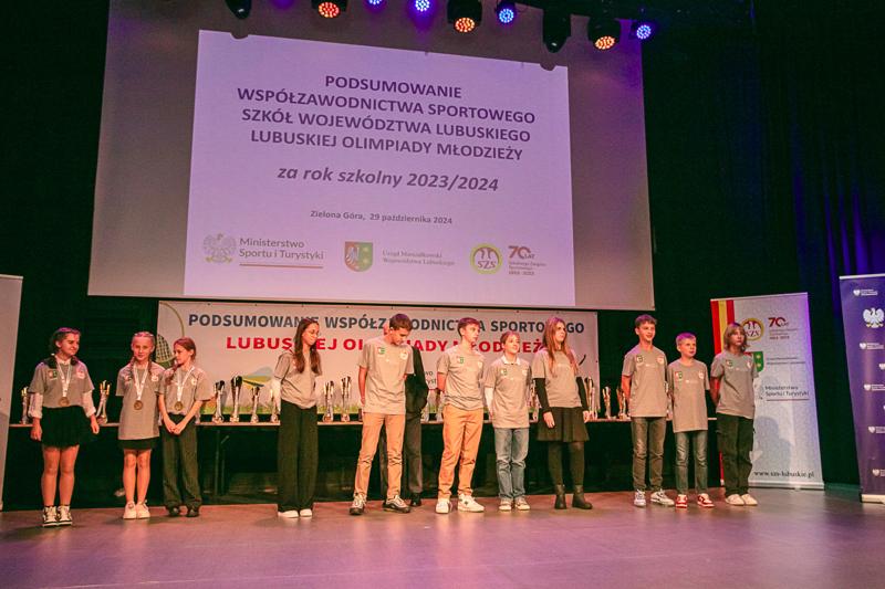 Wyjątkowe chwile z gali podsumowującej Lubuską Olimpiadę Młodzieży. Uczniowie z całego województwa, pełni sportowej pasji i ducha rywalizacji, zostali uhonorowani za swoje wybitne osiągnięcia