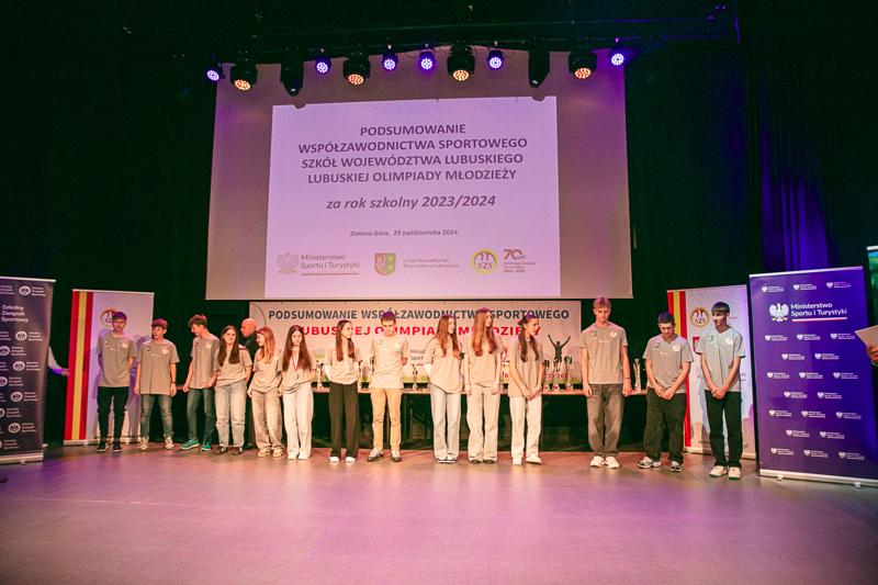 Wyjątkowe chwile z gali podsumowującej Lubuską Olimpiadę Młodzieży. Uczniowie z całego województwa, pełni sportowej pasji i ducha rywalizacji, zostali uhonorowani za swoje wybitne osiągnięcia
