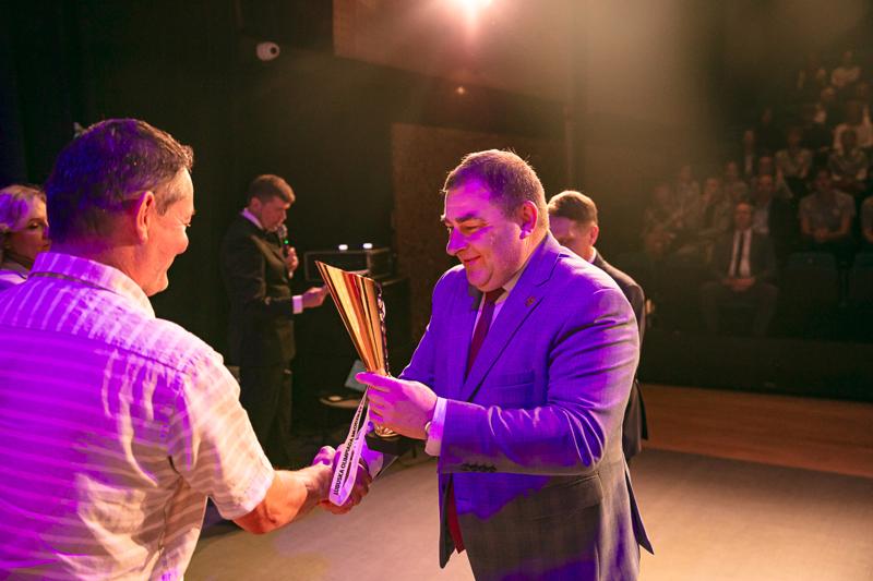 Wyjątkowe chwile z gali podsumowującej Lubuską Olimpiadę Młodzieży. Uczniowie z całego województwa, pełni sportowej pasji i ducha rywalizacji, zostali uhonorowani za swoje wybitne osiągnięcia