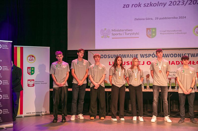 Wyjątkowe chwile z gali podsumowującej Lubuską Olimpiadę Młodzieży. Uczniowie z całego województwa, pełni sportowej pasji i ducha rywalizacji, zostali uhonorowani za swoje wybitne osiągnięcia