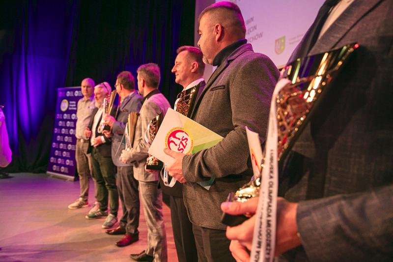 Wyjątkowe chwile z gali podsumowującej Lubuską Olimpiadę Młodzieży. Uczniowie z całego województwa, pełni sportowej pasji i ducha rywalizacji, zostali uhonorowani za swoje wybitne osiągnięcia