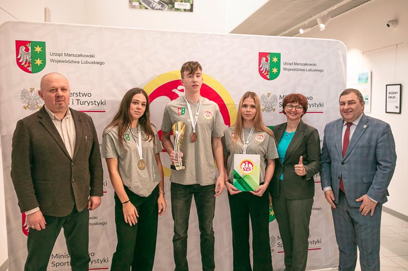 Wyjątkowe chwile z gali podsumowującej Lubuską Olimpiadę Młodzieży. Uczniowie z całego województwa, pełni sportowej pasji i ducha rywalizacji, zostali uhonorowani za swoje wybitne osiągnięcia