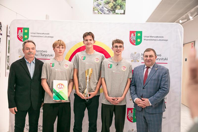 Wyjątkowe chwile z gali podsumowującej Lubuską Olimpiadę Młodzieży. Uczniowie z całego województwa, pełni sportowej pasji i ducha rywalizacji, zostali uhonorowani za swoje wybitne osiągnięcia